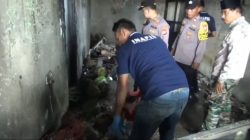 Kabupaten Bekasi - Polsek Cikarang Timur saat melakukan olah TKP kebakaran sebuah warung kelontong yang menewasan ibu rumah tangga di Kampung Citarik, Desa Jatibaru, Kecamatan Cikarang Timur, Selasa (30/12/2025) siang.