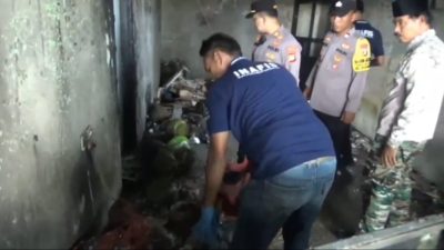 Kabupaten Bekasi - Polsek Cikarang Timur saat melakukan olah TKP kebakaran sebuah warung kelontong yang menewasan ibu rumah tangga di Kampung Citarik, Desa Jatibaru, Kecamatan Cikarang Timur, Selasa (30/12/2025) siang.