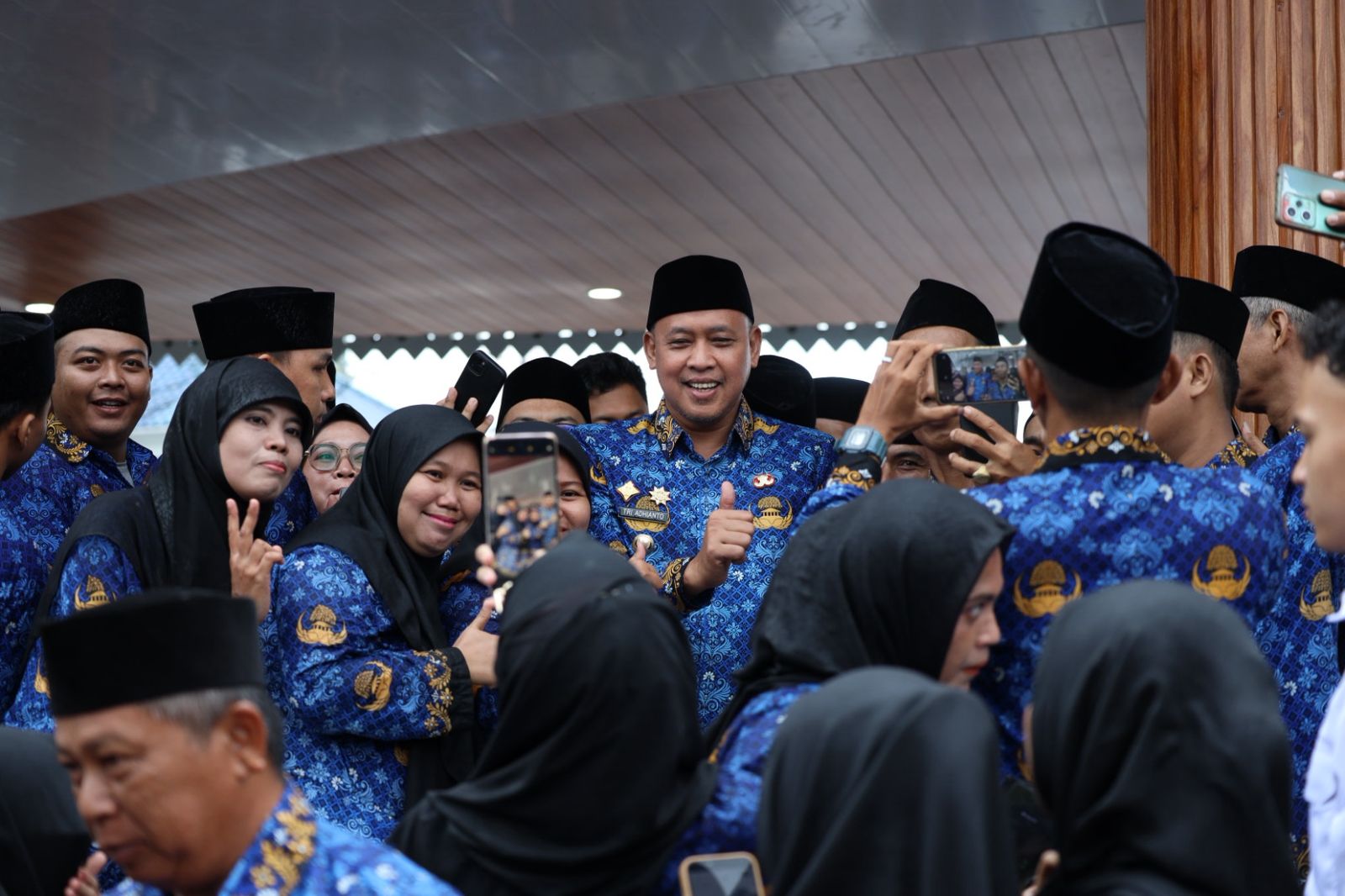 Kota Bekasi - Wali Kota Bakasi Tri Adhianto usai melantik 3.442 PPPK di Alun-ALun M.Hasibuan, Bekasi Selatan, Rabu (31/12/2025). Foto: Ist/Gobekasi.id.