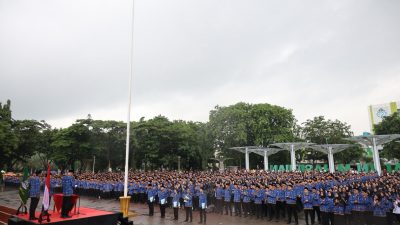 Kota Bekasi - Wali Kota Bekasi Tri Adhianto dan disaksikan Kepala Badan Kepegawaian Negara (BKN) RI, Prof. Zudan Arief melantik 3.442 Pegawai Pemerintah dengan Perjanjian Kerja (PPPK) Paruh Waktu di Alun-Alun M. Hasibuan, Rabu (31/12/2025). Foto: Ist/Gobekasi.id.