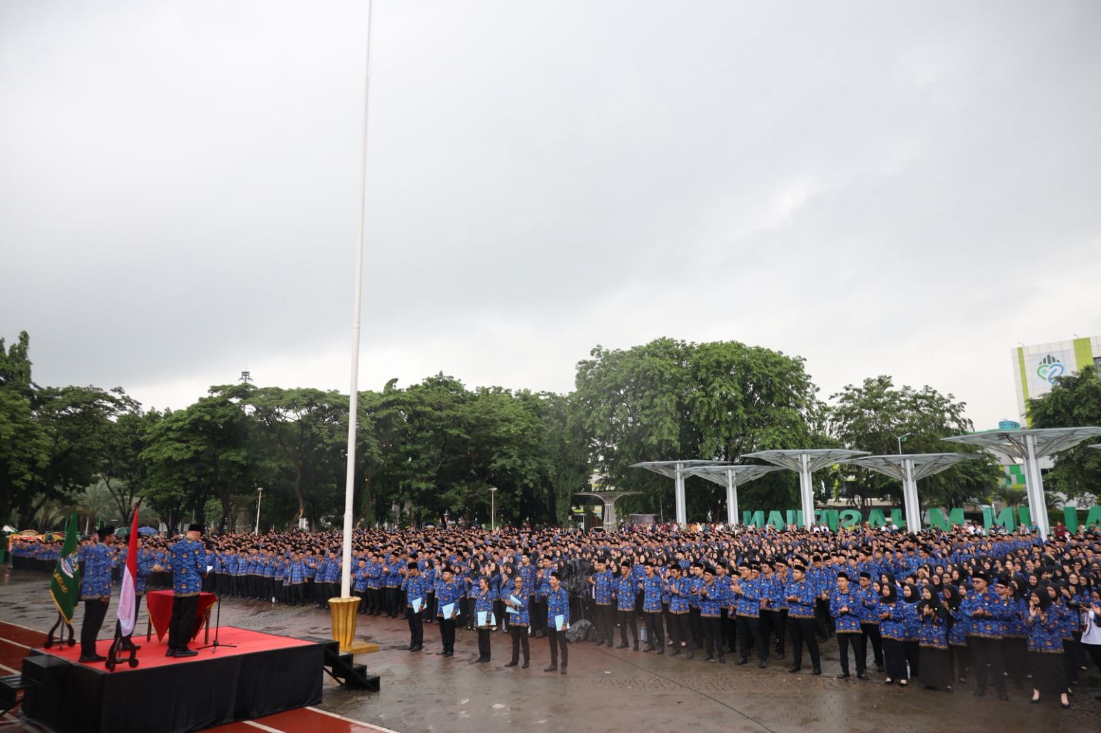 Kota Bekasi - Wali Kota Bekasi Tri Adhianto dan disaksikan Kepala Badan Kepegawaian Negara (BKN) RI, Prof. Zudan Arief melantik 3.442 Pegawai Pemerintah dengan Perjanjian Kerja (PPPK) Paruh Waktu di Alun-Alun M. Hasibuan, Rabu (31/12/2025). Foto: Ist/Gobekasi.id.
