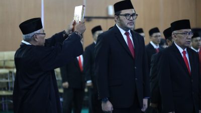 Kota Bekasi - Sumpah jabatan jajaran Pejabat Pimpinan Tinggi Pratama, Administrator, Pengawas, serta Pejabat Fungsional Tertentu di lingkungan Badan Perencanaan Pembangunan, Riset dan Inovasi Daerah (Bapperida), di Aula Nonon Sonthanie, Rabu (31/12/2025). Foto: Ist/Gobekasi.id.