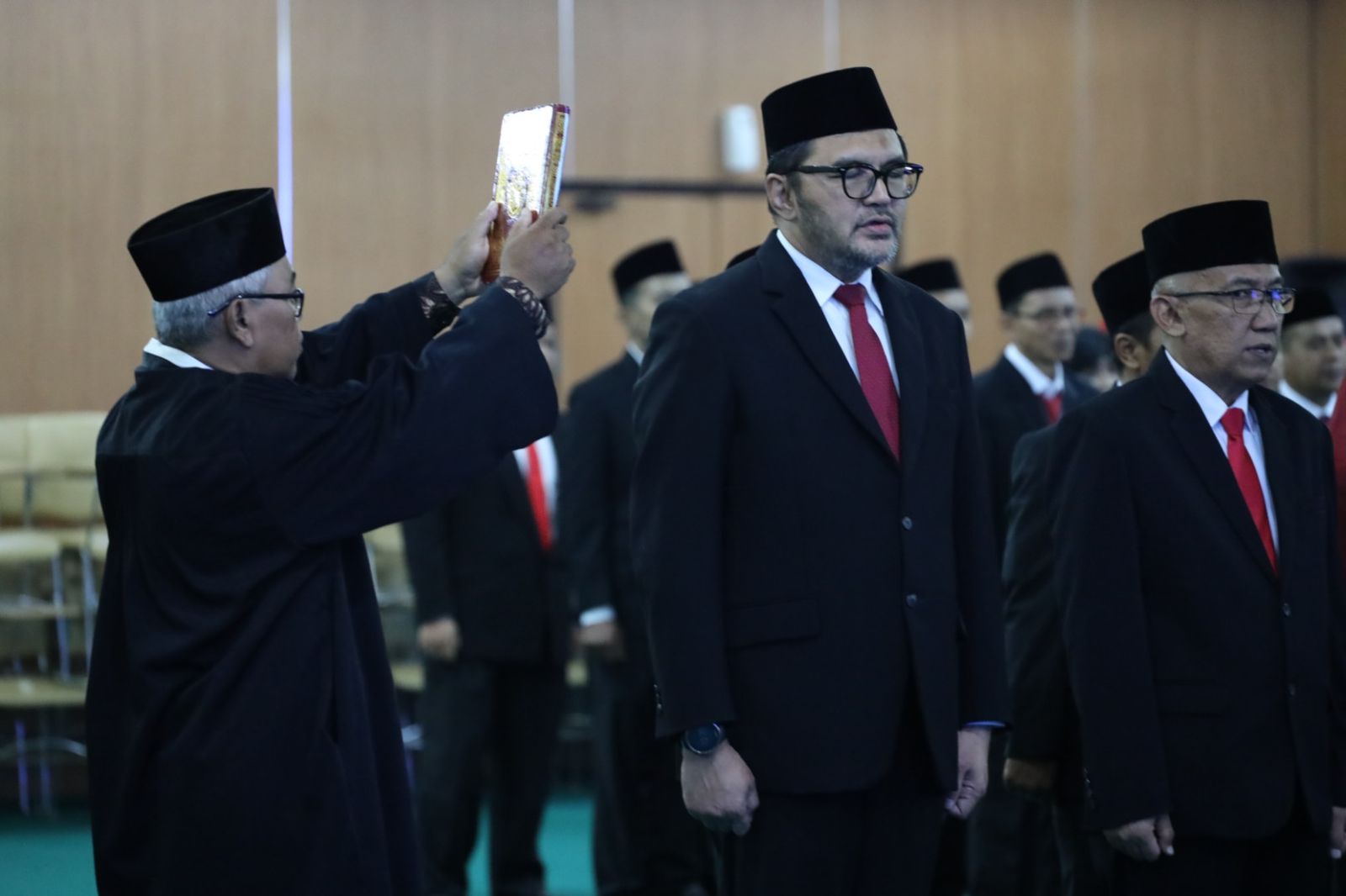 Kota Bekasi - Sumpah jabatan jajaran Pejabat Pimpinan Tinggi Pratama, Administrator, Pengawas, serta Pejabat Fungsional Tertentu di lingkungan Badan Perencanaan Pembangunan, Riset dan Inovasi Daerah (Bapperida), di Aula Nonon Sonthanie, Rabu (31/12/2025). Foto: Ist/Gobekasi.id.