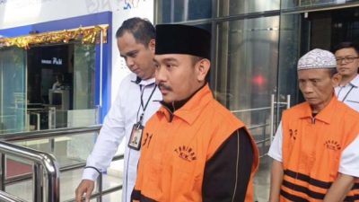 Kabupaten Bekasi - Bupati Bekasi Ade Kuswara Kunang dan ayahnya, H.M Kunang mengenakan rompi oranye usai diperiksa KPK, Senin (22/12/2025). Foto: Ist