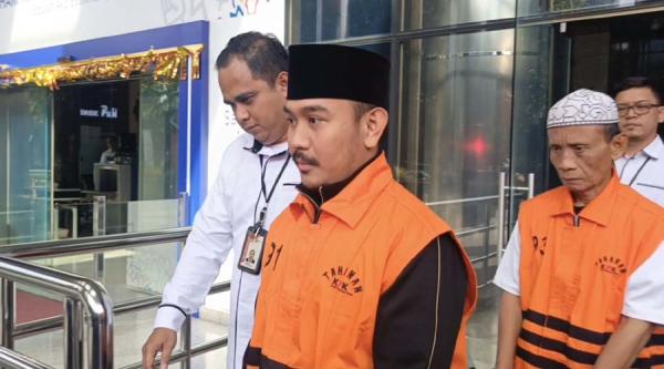 Kabupaten Bekasi - Bupati Bekasi Ade Kuswara Kunang dan ayahnya, H.M Kunang mengenakan rompi oranye usai diperiksa KPK, Senin (22/12/2025). Foto: Ist