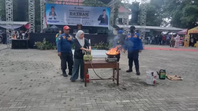 Kabupaten Bekasi - Demo pencegahan kebakaran oleh Disdamkarmat Kabupaten Bekasi. Foto: Ist