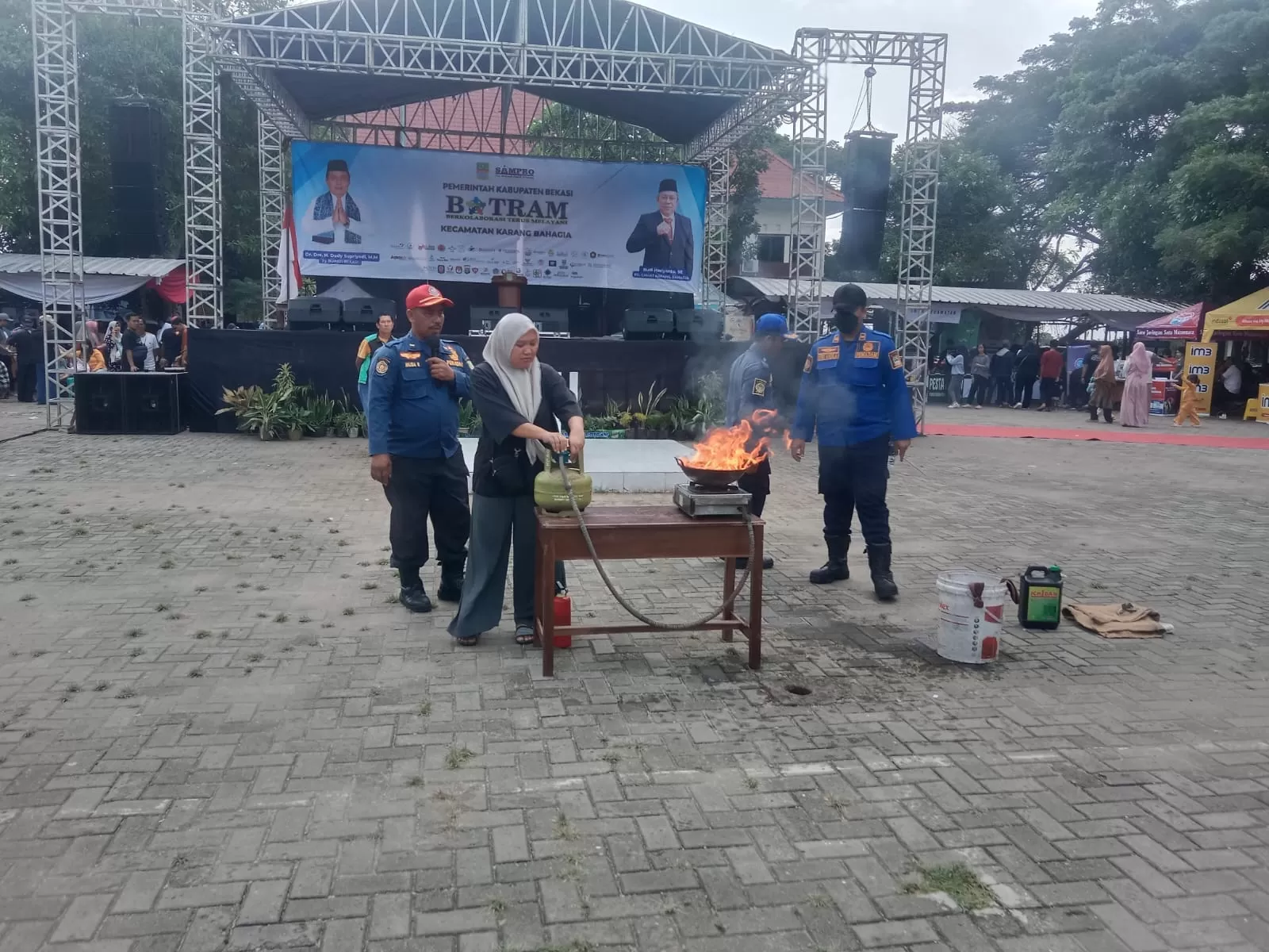 Kabupaten Bekasi - Demo pencegahan kebakaran oleh Disdamkarmat Kabupaten Bekasi. Foto: Ist