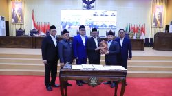 Kota Bekasi - Bupati Bekasi Ade Kuswara Kunang menghadiri Rapat Paripurna DPRD Kabupaten Bekasi terkait penetapan tiga Rancangan Peraturan Daerah menjadi Peraturan Daerah, di Gedung DPRD Kabupaten Bekasi, Cikarang Pusat, Selasa (16/12/2025). Foto: Ist/Gobekasi.id.