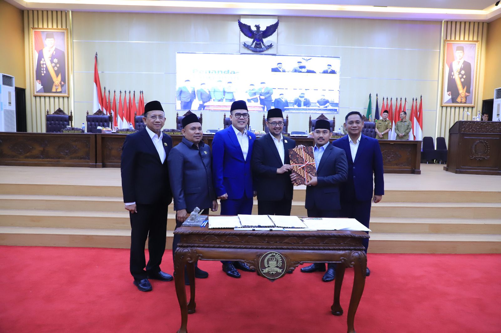 Kota Bekasi - Bupati Bekasi Ade Kuswara Kunang menghadiri Rapat Paripurna DPRD Kabupaten Bekasi terkait penetapan tiga Rancangan Peraturan Daerah menjadi Peraturan Daerah, di Gedung DPRD Kabupaten Bekasi, Cikarang Pusat, Selasa (16/12/2025). Foto: Ist/Gobekasi.id.
