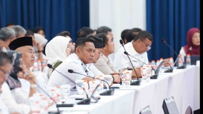 Kabupaten Bekasi - Wakil Bupati Bekasi Asep Surya Atmaja usai mengikuti Rapat Koordinasi Penyelenggaraan Program Strategis Nasional Makan Bergizi Gratis (MBG) di Provinsi Jawa Barat di Gedung Sate, Bandung, pada Rabu (17/12/2025). Foto : Ist