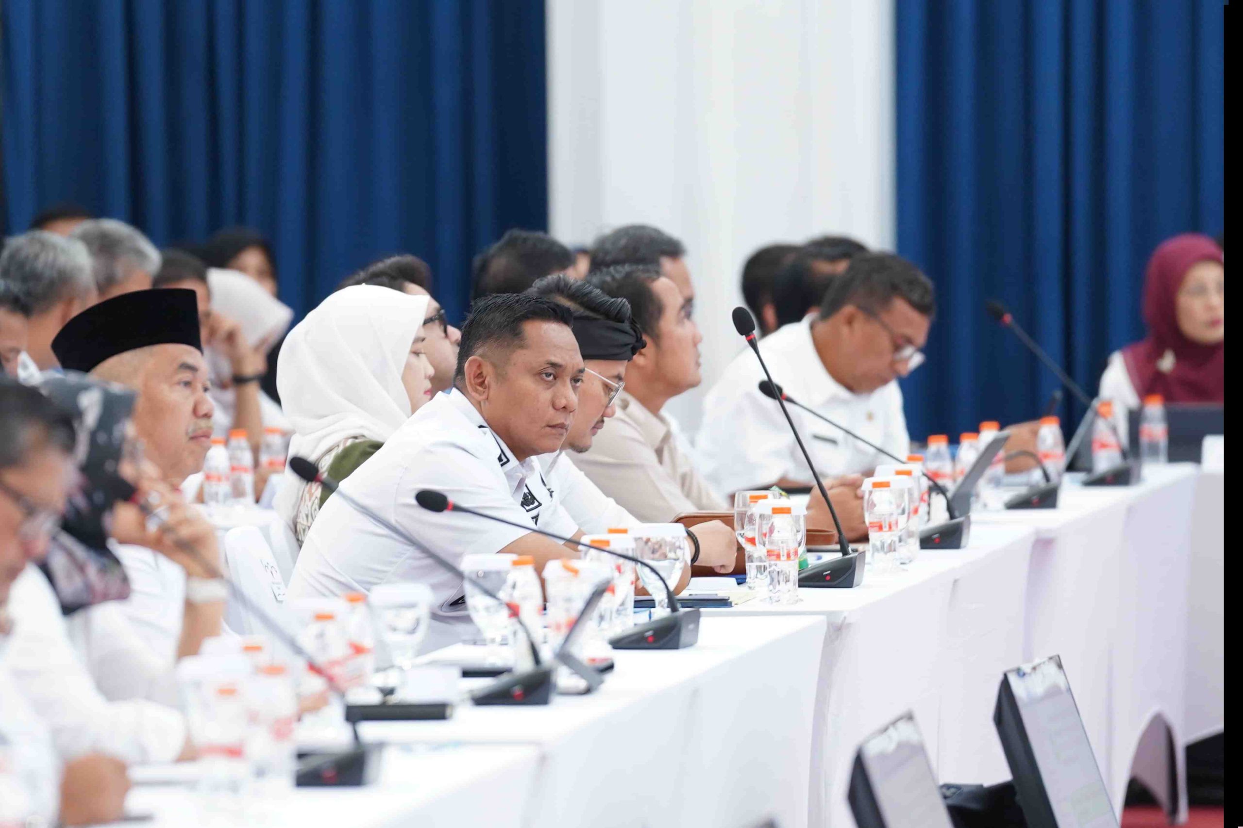 Kabupaten Bekasi - Wakil Bupati Bekasi Asep Surya Atmaja usai mengikuti Rapat Koordinasi Penyelenggaraan Program Strategis Nasional Makan Bergizi Gratis (MBG) di Provinsi Jawa Barat di Gedung Sate, Bandung, pada Rabu (17/12/2025). Foto : Ist