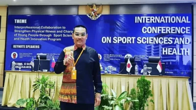 Kota Bekasi - Dindin Abidin, dosen Program Studi Pendidikan Jasmani, Kesehatan, dan Rekreasi (PJKR), UNISMA Bekasi resmi menyandang jabatan akademik tertinggi sebagai Guru Besar. Foto: Ist/Gobekasi.id.