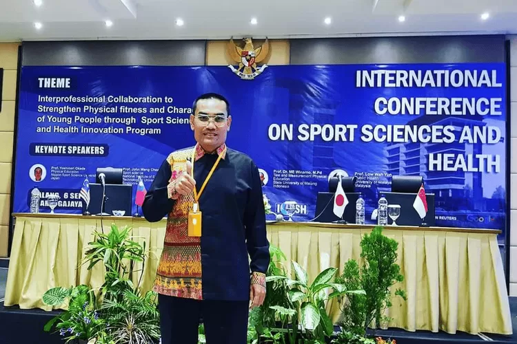 Kota Bekasi - Dindin Abidin, dosen Program Studi Pendidikan Jasmani, Kesehatan, dan Rekreasi (PJKR), UNISMA Bekasi resmi menyandang jabatan akademik tertinggi sebagai Guru Besar. Foto: Ist/Gobekasi.id.