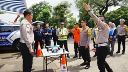 Kota Bekasi - Kapolri Jenderal Listyo Sigit Prabowo meninjau Jasa Marga Toll Road Command Center di Jatiasih, Kota Bekasi, Senin (22/12/2025). Foto: Ist