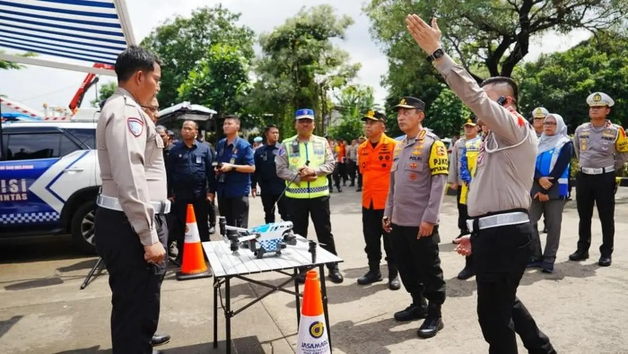 Kota Bekasi - Kapolri Jenderal Listyo Sigit Prabowo meninjau Jasa Marga Toll Road Command Center di Jatiasih, Kota Bekasi, Senin (22/12/2025). Foto: Ist