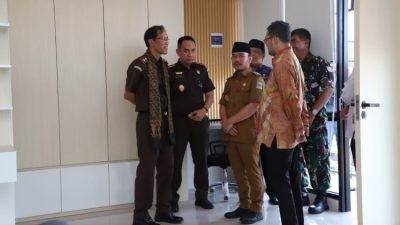Kabupaten Bekasi -Bupati Bekasi, Ade Kuswara Kunang saat menghadiri peresmian Griya Adhyaksa Kabupaten Bekasi sebagai fasilitas mess pegawai Kejaksaan Negeri wilayah setempat, Senin (1/12/2025).
