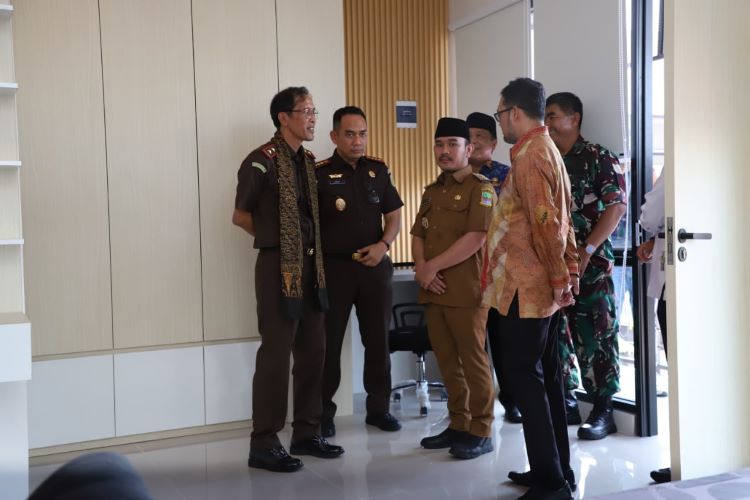 Kabupaten Bekasi -Bupati Bekasi, Ade Kuswara Kunang saat menghadiri peresmian Griya Adhyaksa Kabupaten Bekasi sebagai fasilitas mess pegawai Kejaksaan Negeri wilayah setempat, Senin (1/12/2025).