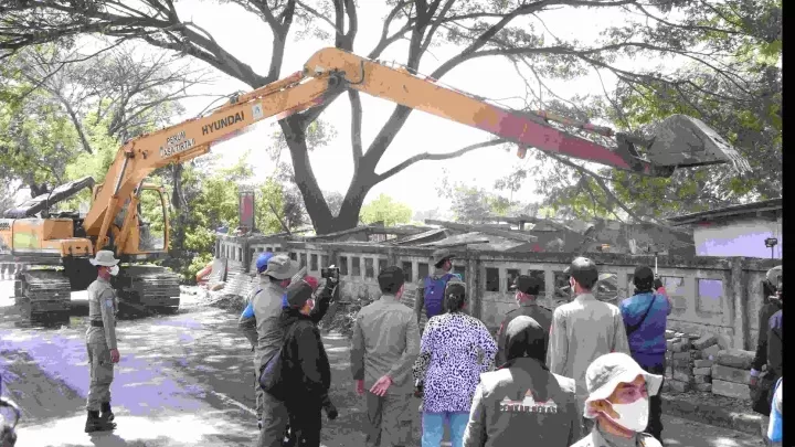 Kabupaten Bekasi - Pemkab Bekasi menerjunkan ekskavator dalam penertiban bangunan liar di Kalimalang, Cikarang. Foto: Ist/Gobekasi.id.