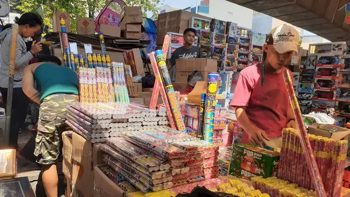 Bekasi - Pedagang petasan bermunculan jelang Tahun Baru. Foto: Ist