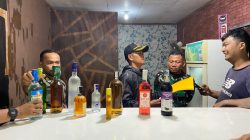 Kota Bekasi - Aparat gabungan di Jatiasih melakukan sidak dan penutupan terhadap satu toko miras akibat keresahan warga. Foto: Ist