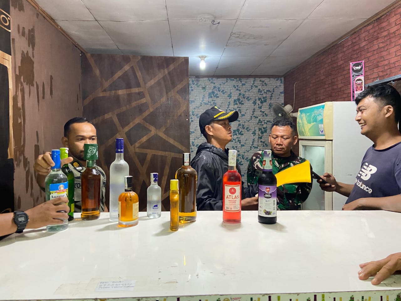 Kota Bekasi - Aparat gabungan di Jatiasih melakukan sidak dan penutupan terhadap satu toko miras akibat keresahan warga. Foto: Ist