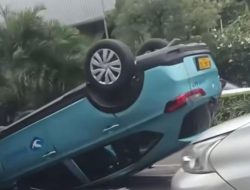 Taksi Terbalik di Jalan Ahmad Yani Bekasi Akibat Pecah Ban