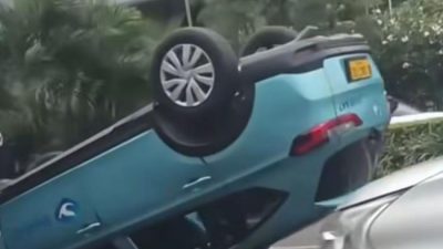 Kota Bekasi - Sebuah mobil taksi bulebird terguling di Jalan Ahmad Yani, Bekasi Selatan, akibat pecah ban, Selasa (16/12/2025).