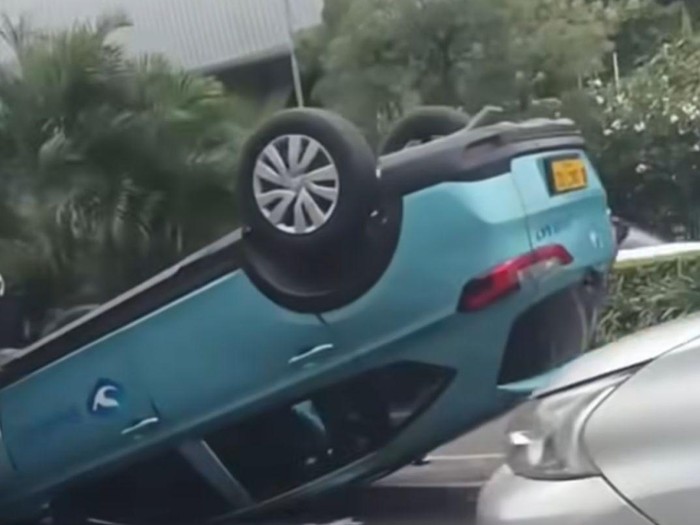 Kota Bekasi - Sebuah mobil taksi bulebird terguling di Jalan Ahmad Yani, Bekasi Selatan, akibat pecah ban, Selasa (16/12/2025).