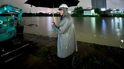 Kota Bekasi - Wali Kota Bekasi, Tri Adhianto meninjau langsung pintu air plisdo ditengah hujan lebat yang mengguyur kota sejak Sabtu (17/1/2026) malam. Foto: Gobekasi.id.