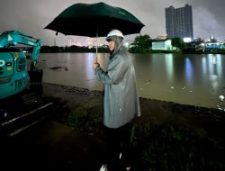 Siaga Hujan Lebat, Wali Kota Bekasi Tinjau Pintu Air Prisdo