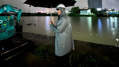 Kota Bekasi - Wali Kota Bekasi, Tri Adhianto meninjau langsung pintu air plisdo ditengah hujan lebat yang mengguyur kota sejak Sabtu (17/1/2026) malam. Foto: Gobekasi.id.