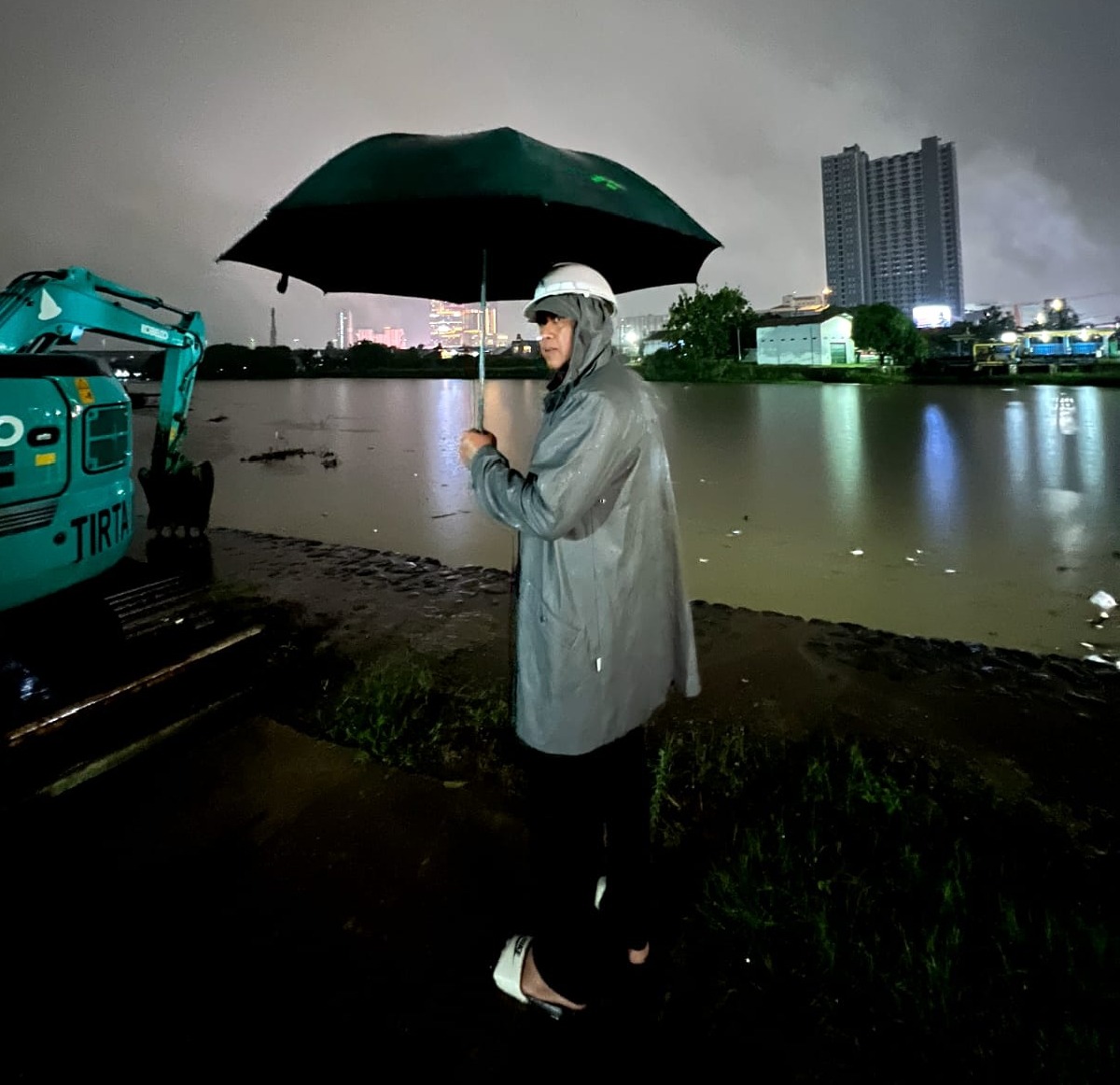 Kota Bekasi - Wali Kota Bekasi, Tri Adhianto meninjau langsung pintu air plisdo ditengah hujan lebat yang mengguyur kota sejak Sabtu (17/1/2026) malam. Foto: Gobekasi.id.