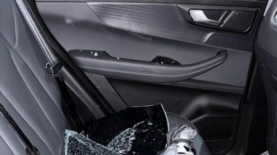 Kota Bekasi - Kondisi mobil korban setelah menjadi korban pecah kaca usai menonton live musik di Kafe Interaksi Pekayon, Bekasi Selatan. Foto: Ist