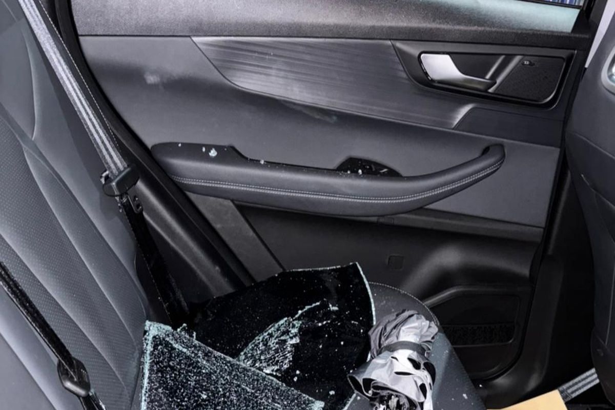 Kota Bekasi - Kondisi mobil korban setelah menjadi korban pecah kaca usai menonton live musik di Kafe Interaksi Pekayon, Bekasi Selatan. Foto: Ist