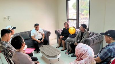 Kabupaten Bekasi - Wida Nurul (40) bersama suaminya Udin, saat sedang menjalani proses mediasi bersama keluarga Pelapor anak berinisial R (11) di Polres Metro Bekasi. Senin (26/1/2026). Foto: Ist