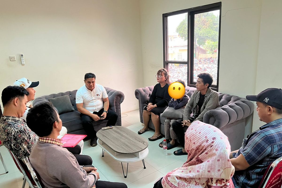 Kabupaten Bekasi - Wida Nurul (40) bersama suaminya Udin, saat sedang menjalani proses mediasi bersama keluarga Pelapor anak berinisial R (11) di Polres Metro Bekasi. Senin (26/1/2026). Foto: Ist