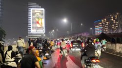 Kota Bekasi - Warga memadati kawasan Flyover Metropolitan Kota Bekasi pada malam pergantian tahun, Rabu (31/12/2025). Meski terdapat imbauan sterilisasi tanpa petasan, masyarakat tetap berkumpul untuk menyaksikan suasana pergantian Tahun Baru dari ketinggian. Sejumlah pengendara motor tampak berhenti di badan jalan dan ikut meramaikan suasana malam pergantian tahun. (Dok.Daffa Bhagas Alkautsar)