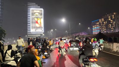 Kota Bekasi - Warga memadati kawasan Flyover Metropolitan Kota Bekasi pada malam pergantian tahun, Rabu (31/12/2025). Meski terdapat imbauan sterilisasi tanpa petasan, masyarakat tetap berkumpul untuk menyaksikan suasana pergantian Tahun Baru dari ketinggian. Sejumlah pengendara motor tampak berhenti di badan jalan dan ikut meramaikan suasana malam pergantian tahun. (Dok.Daffa Bhagas Alkautsar)