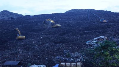 Kota Bekasi - Alat berat dikerahkan untuk menata tumpukan sampah yang menggunung di Tempat Pengolahan Sampah Terpadu (TPST) Bantar Gebang, Kota Bekasi, menyusul terjadinya longsor sampah beberapa waktu lalu. Aktivitas ini dilakukan sebagai bagian dari penanganan dan penataan area pembuangan, Kamis (1/1/2026). Foto: Dok.Syakira Allail Salsabila