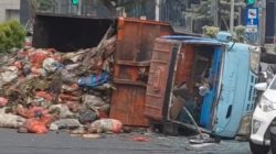 Kota Bekasi - Truk Sampah Terguling di Jalan Ahmad Yani, Bekasi Selatan, Jumat (2/1/2026). Foto: Septian/Gobekasi
