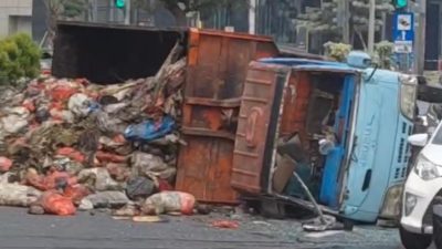 Kota Bekasi - Truk Sampah Terguling di Jalan Ahmad Yani, Bekasi Selatan, Jumat (2/1/2026). Foto: Septian/Gobekasi