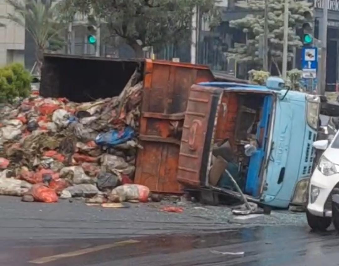 Kota Bekasi - Truk Sampah Terguling di Jalan Ahmad Yani, Bekasi Selatan, Jumat (2/1/2026). Foto: Septian/Gobekasi