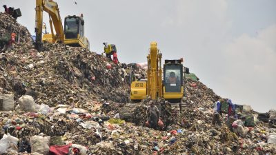 Kota Bekasi - Aktivitas alat berat di TPA Sumur Batu, Bantargebang, Kota Bekasi. Foto: Septian/Gobekasi.id.