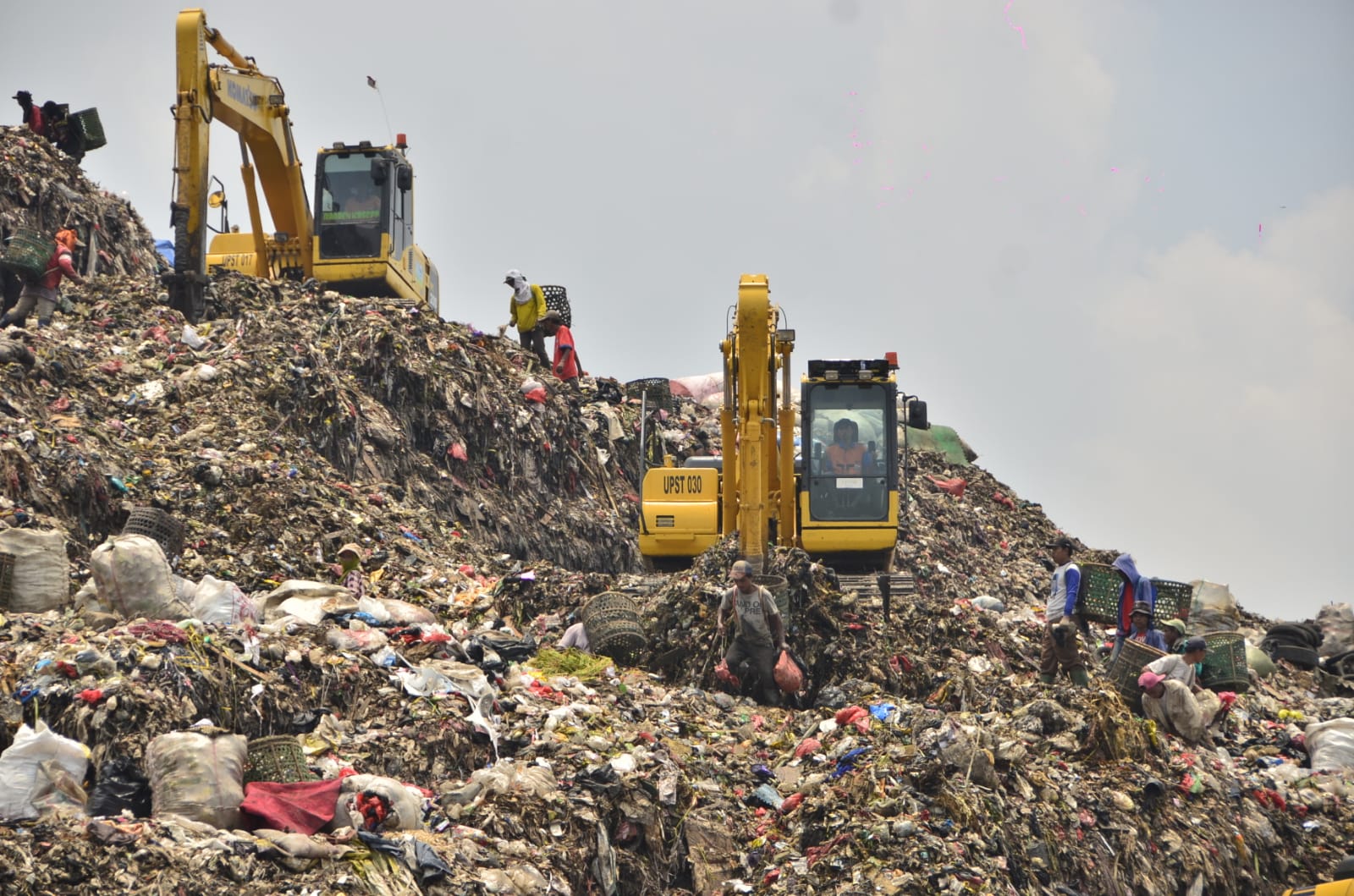 Kota Bekasi - Aktivitas alat berat di TPA Sumur Batu, Bantargebang, Kota Bekasi. Foto: Septian/Gobekasi.id.