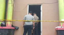 Kabupaten Bekasi - Polsek Serang Baru melakukan olah TKP penemuan pria yang meninggal dunia di pos keamanan gerbang Perumahan Mega Regency, Kecamatan Serang Baru, Kabupaten Bekasi, Sabtu (3/1/2026) pagi. Foto: Ist/Gobekasi.id.