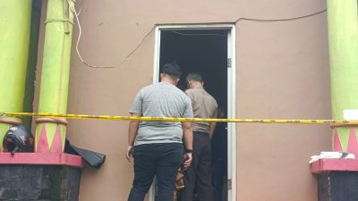 Kabupaten Bekasi - Polsek Serang Baru melakukan olah TKP penemuan pria yang meninggal dunia di pos keamanan gerbang Perumahan Mega Regency, Kecamatan Serang Baru, Kabupaten Bekasi, Sabtu (3/1/2026) pagi. Foto: Ist/Gobekasi.id.