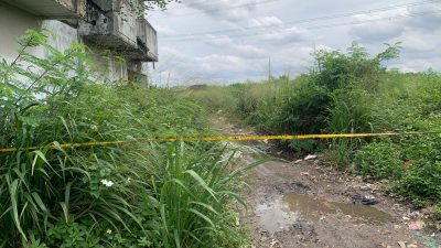 Kabupaten Bekasi - Garis polisi terpasang menutup akses menuju lokasi TPS ilegal di wilayah Kebalen, Kabupaten Bekasi, Minggu (4/1/2026), setelah dilakukan inspeksi mendadak oleh Plt Bupati Bekasi bersama jajaran terkait. Foto: Khoirul Umam/Gobekasi.id