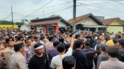 Tangis Emak-emak Pecah Warnai Eksekusi Lahan di Jakasetia Bekasi