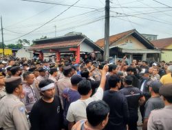 Tangis Emak-emak Pecah Warnai Eksekusi Lahan di Jakasetia Bekasi