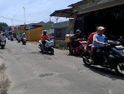 Proyek Gapura Hampir Rp 1 Miliar Disesalkan Warga Sekitar, Jalan Rusak Masih Banyak